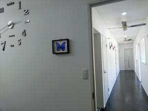 鸟取市Pension Le Passage - Vacation STAY 11300v的白色墙上的带时钟的走廊