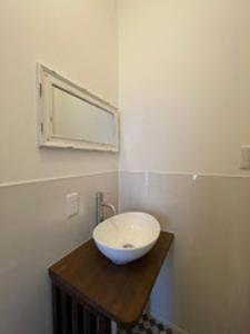 鸟取市Pension Le Passage - Vacation STAY 11300v的木台上带碗水槽的浴室