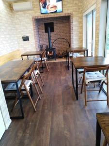 鸟取市Pension Le Passage - Vacation STAY 11300v的一间带木桌和壁炉的用餐室