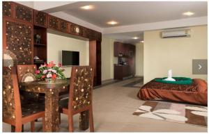 Ban Khlong SonKlong Son Resortel的一间带餐桌的房间和一间卧室