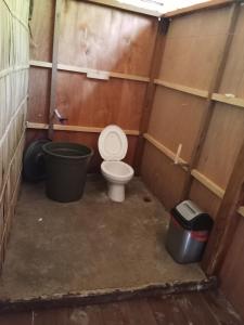 Kribyuk Beya homestay的一间带卫生间和两个垃圾桶的浴室
