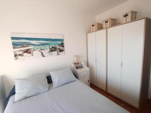 El Pozo del EspartoAPARTAMENTO JUNTO AL MAR EN LA COSTA DE ALMERIA的一间卧室配有一张床,享有海滩美景