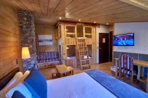 圣胡利娅-德洛里亚科马贝拉酒店的一间卧室配有一张床,并在一间客房内配有电视。