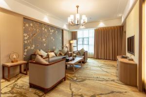 Lancang澜沧华隆大酒店的带沙发和电视的客厅