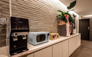 浦项Hotel Venesian的微波炉和烤面包机的柜台