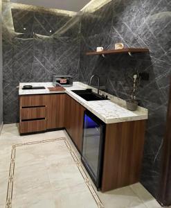 Al Başarتربل فور سويت - شقة في فيلا的厨房配有水槽和炉灶