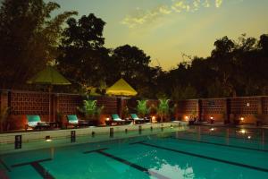 Olde Bangalore Resort and Wellness Center内部或周边的泳池