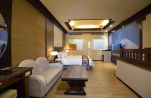 台南夏阁精品汽车旅馆 的酒店客房,配有床和沙发