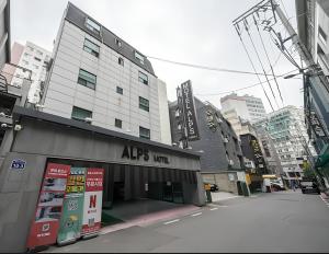 仁川市Alps Motel的城市街道上的建筑物