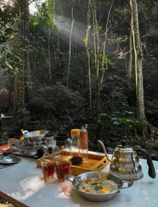 Ban Pok NaiThe camp Maekampong的餐桌,配有一碗食物和茶壶