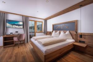 韦斯滕多夫索文德酒店的一间卧室配有一张大床、书桌和窗户