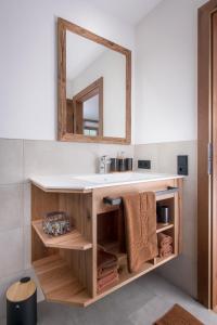 韦斯滕多夫索文德酒店的一间带水槽和镜子的浴室