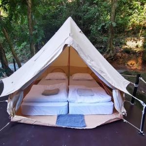 Ban Pok NaiThe camp Maekampong的白色帐篷内配有两张床