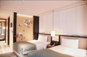 杭州JiuTai Hotel Hangzhou的一间酒店客房,房间内设有两张床