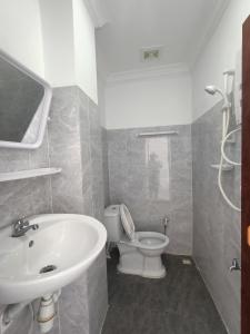 白马市El Ling guesthouse的一间带水槽和卫生间的浴室