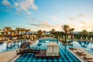 贝莱克Kempinski Hotel The Dome Belek的一个带棕榈树大型游泳池的度假酒店