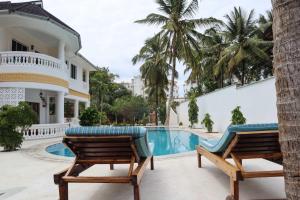 迪亚尼海滩Tahira Villa的别墅 - 带游泳池和2把椅子