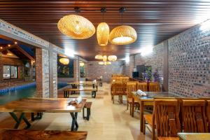 宁平Gia Nguyễn Homestay的餐厅设有木桌和椅子及灯