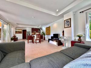 象岛Pool Villa Mali的带沙发的客厅和用餐室