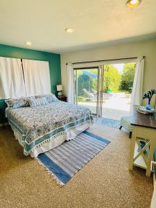 圣地亚哥La Playa Place Getaway的一间卧室设有一张床和一个滑动玻璃门