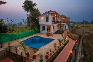 Kota BāghPitaara Cottage的一座房子前面设有游泳池
