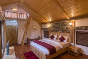 Kota BāghPitaara Cottage的房屋内一间卧室,配有一张大床