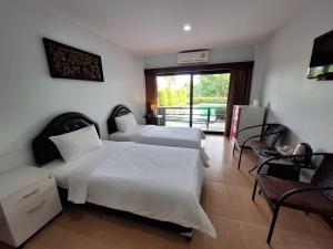 尖竹汶Evergreen Resort Chanthaburi的酒店客房设有两张床和一个阳台。