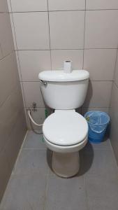 萨迈帕塔Hostal "Agua Dulce"的浴室位于隔间内,设有白色卫生间。