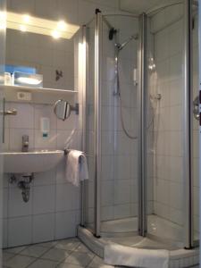 博尔库姆威斯特兰德别墅酒店的带淋浴和盥洗盆的浴室