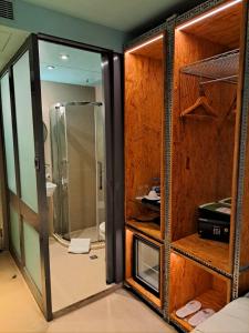 香港工業家酒店的带淋浴的浴室和玻璃门