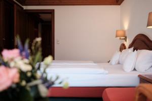 拜尔斯布龙塔奥贝筒巴斯酒店的酒店客房配有带白色床单和枕头的床。