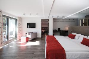 拜尔斯布龙塔奥贝筒巴斯酒店的一间卧室配有一张带红色毯子的大床