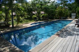 伊甸岛伊甸园岛70A14公寓的一个带木甲板和蓝色海水的游泳池