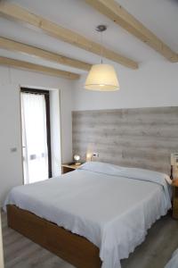 阿夏戈奥贝格斯佩兰扎酒店的白色的卧室设有一张大床和一个窗户