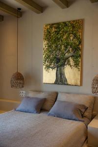 AchlaOnar Andros的卧室配有一张挂在墙上的树画床。