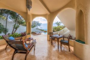 肯杜瓦桑给巴尔基林迪酒店的一个带桌椅的海景室内庭院