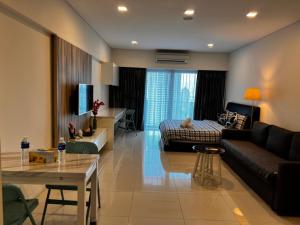 吉隆坡Summer Suites KLCC By Castle Classy的客厅配有沙发和桌子
