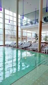 巴德瓦尔特斯多夫Spa Resort Styria- ADULTS ONLY的一座带椅子的建筑内的游泳池