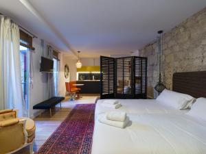 大加那利岛拉斯帕尔马斯Casa Sabai的一间带两张床的卧室和一间客厅