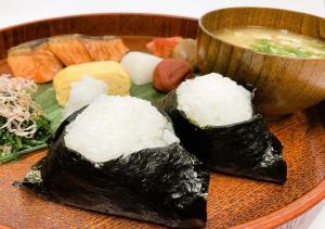 熊本奥库斯酒店的盘寿司和一碗汤