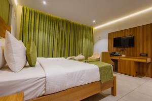 班加罗尔Vanya的酒店客房,配有床和电视