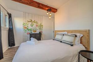 克莱蒙费朗Maison 15 couchages idéale pour séjour en groupe的一间卧室配有带白色床单和枕头的床。