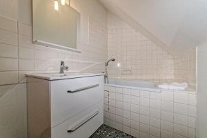 克莱蒙费朗Maison 15 couchages idéale pour séjour en groupe的白色的浴室设有水槽和浴缸。