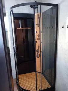 耶莱希尼亚Domek u Anitki i Nikosia的一间房间里带玻璃门的淋浴