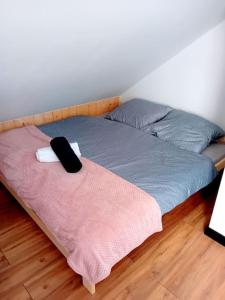 耶莱希尼亚Domek u Anitki i Nikosia的卧室内的一张木床头板床