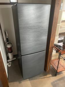 KoseSEA&SEE KOSE的厨房里的不锈钢冰箱