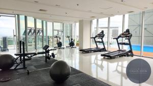 达沃市White Nordic Fully-Furnished Studio at INSPIRIA的大楼内带跑步机和健身器材的健身房