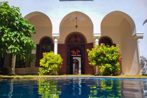 卡萨布兰卡Riad Tazi Casablanca的一座建筑前面设有游泳池