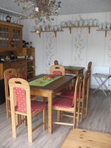 特里滕海姆Wein- und Gästehaus Lentes的厨房里配有一张木桌和椅子