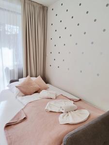 赫维兹Spa Residence Carbona EmDoNa Luxury Apartment的一张大床,上面有两条毛巾